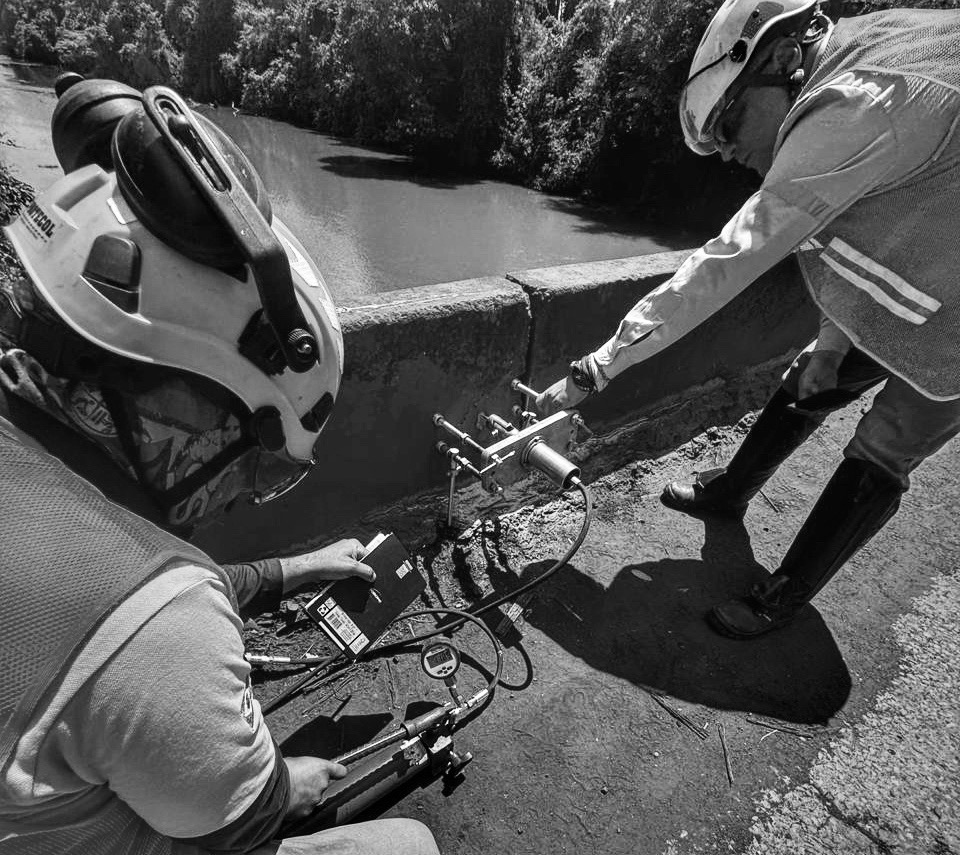 Equipe realizando teste de carga em sistema de ancoragem