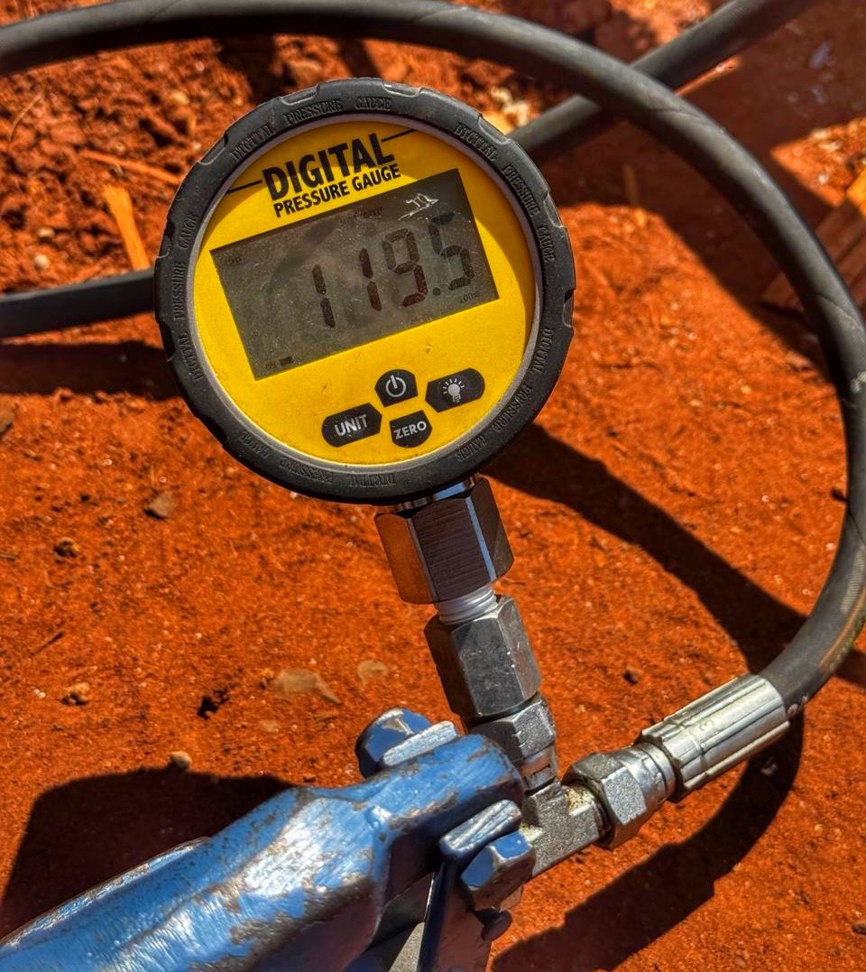 Medidor digital utilizado durante teste de ancoragem