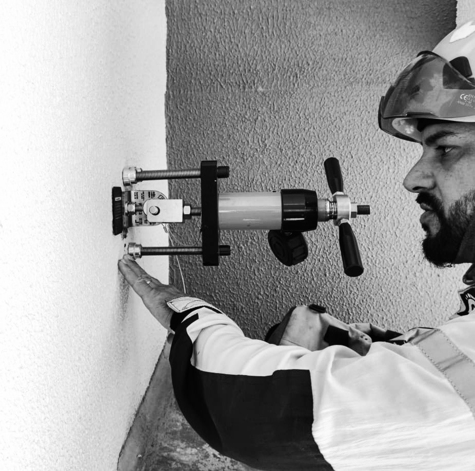 Profissional operando equipamento de teste em ponto de ancoragem