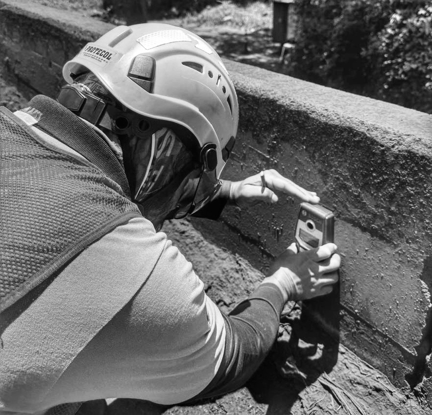 Profissional realizando levantamento de estrutura com equipamento técnico